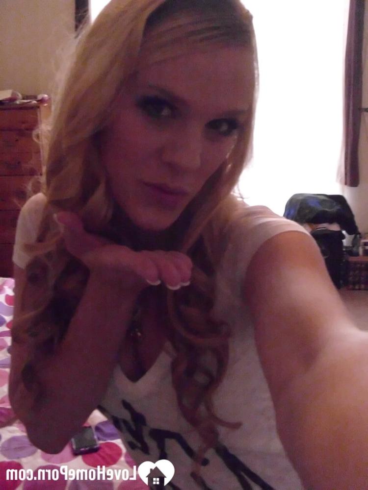 20P Erstaunliche Blondine macht Selfies von ihren natürlichen Brüsten und ihrem festen Hintern