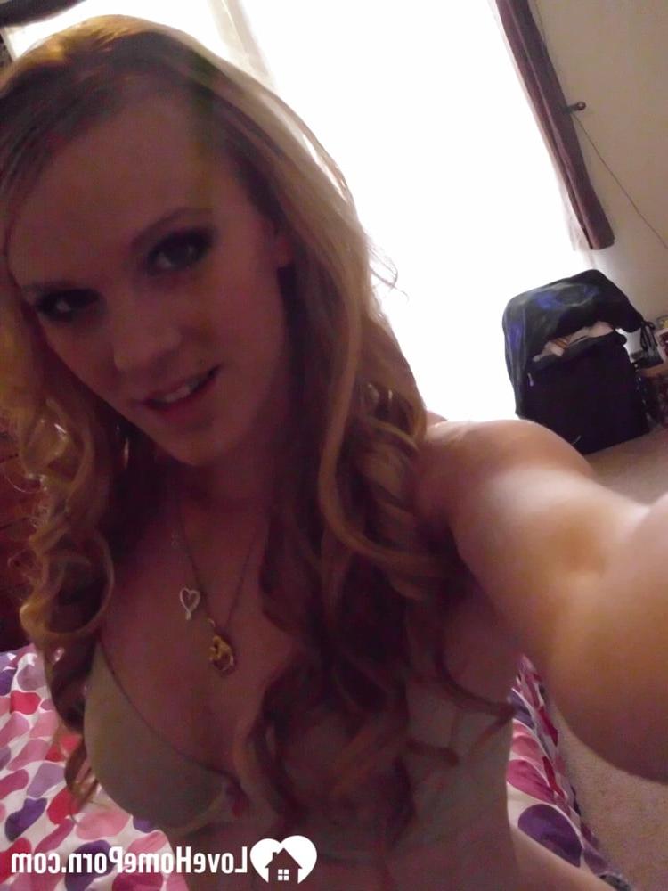 20P Erstaunliche Blondine macht Selfies von ihren natürlichen Brüsten und ihrem festen Hintern