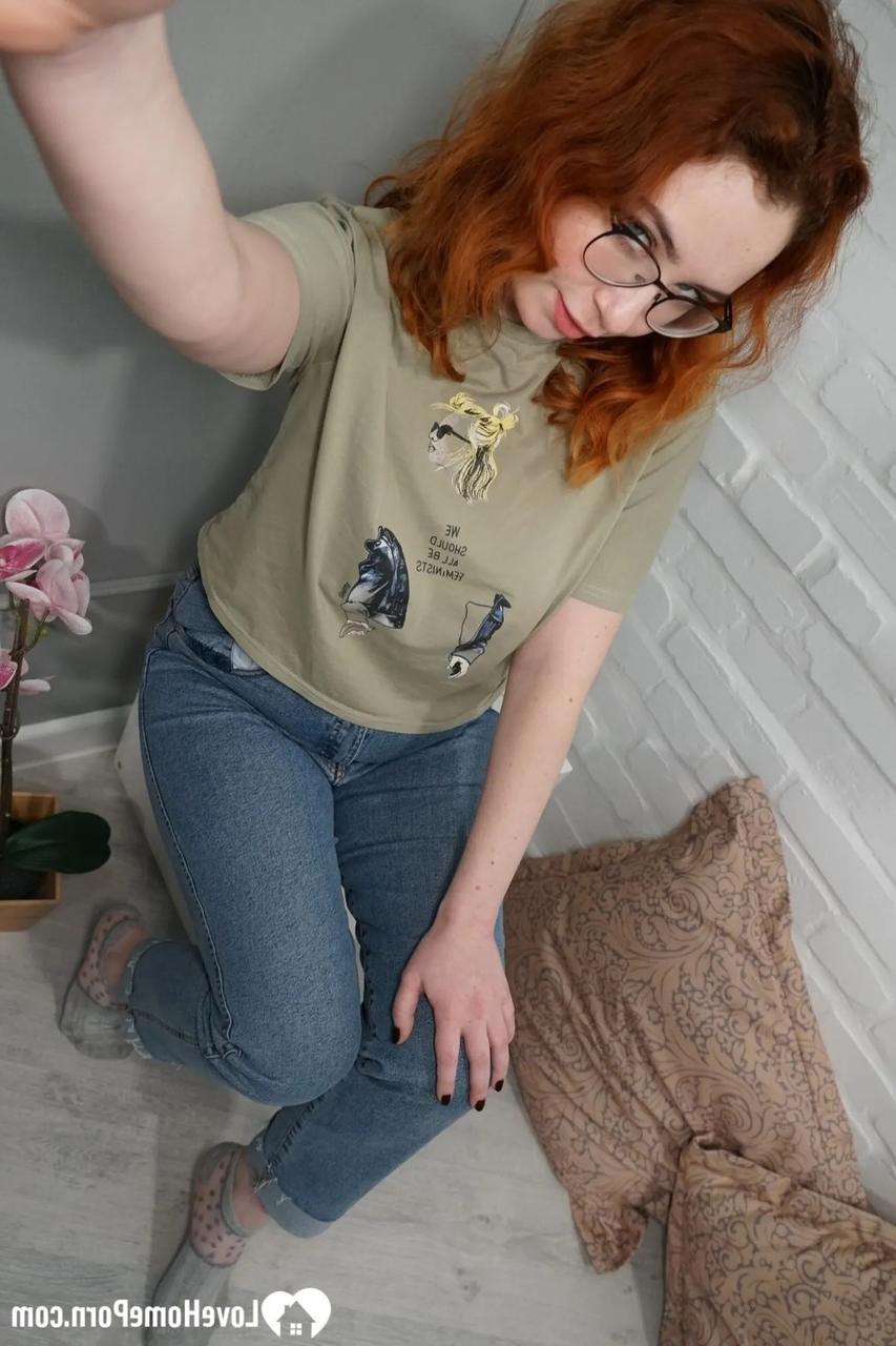 20P Linda ruiva tira selfies nuas mostrando seus peitos suculentos e sua bunda grande