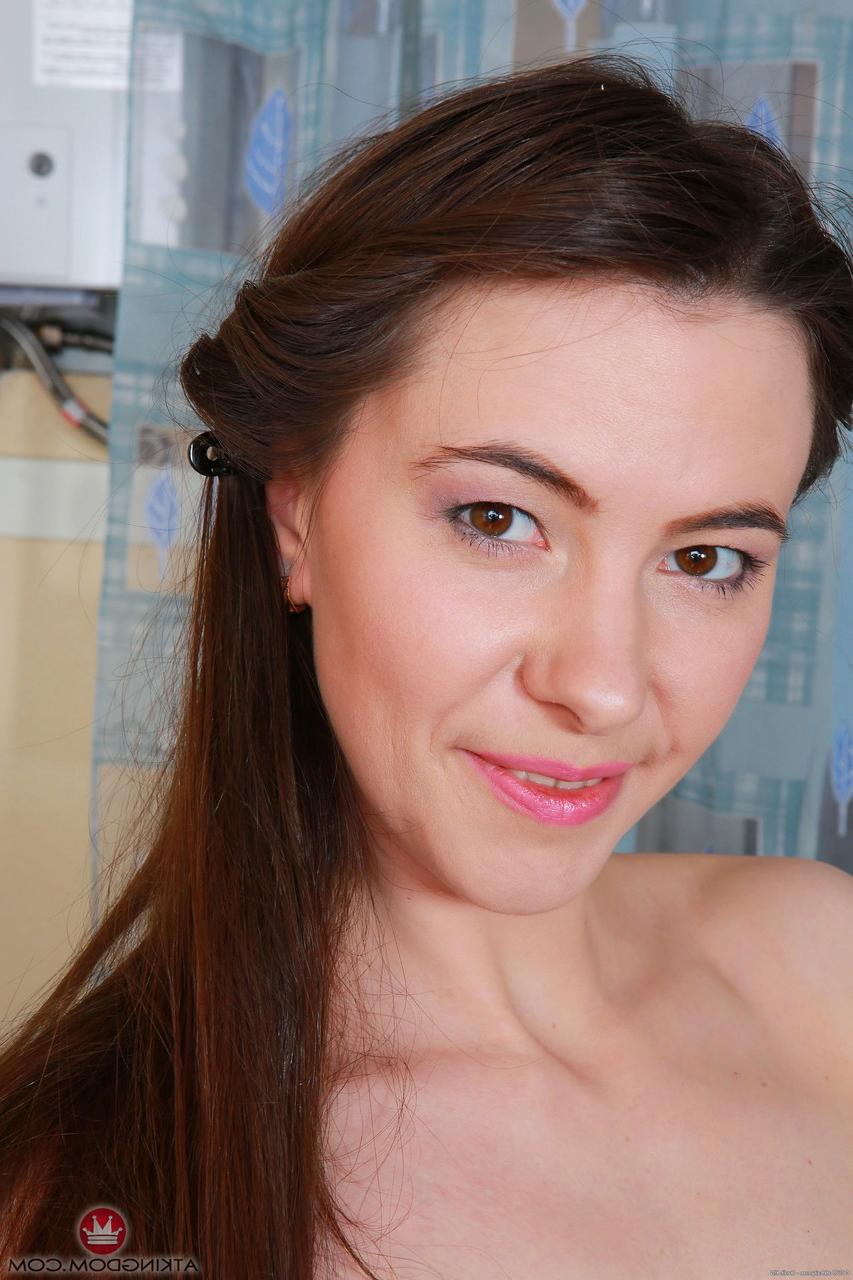 20P La brune sexy Clara se déshabille et écarte de près sa chatte poilue invitante.