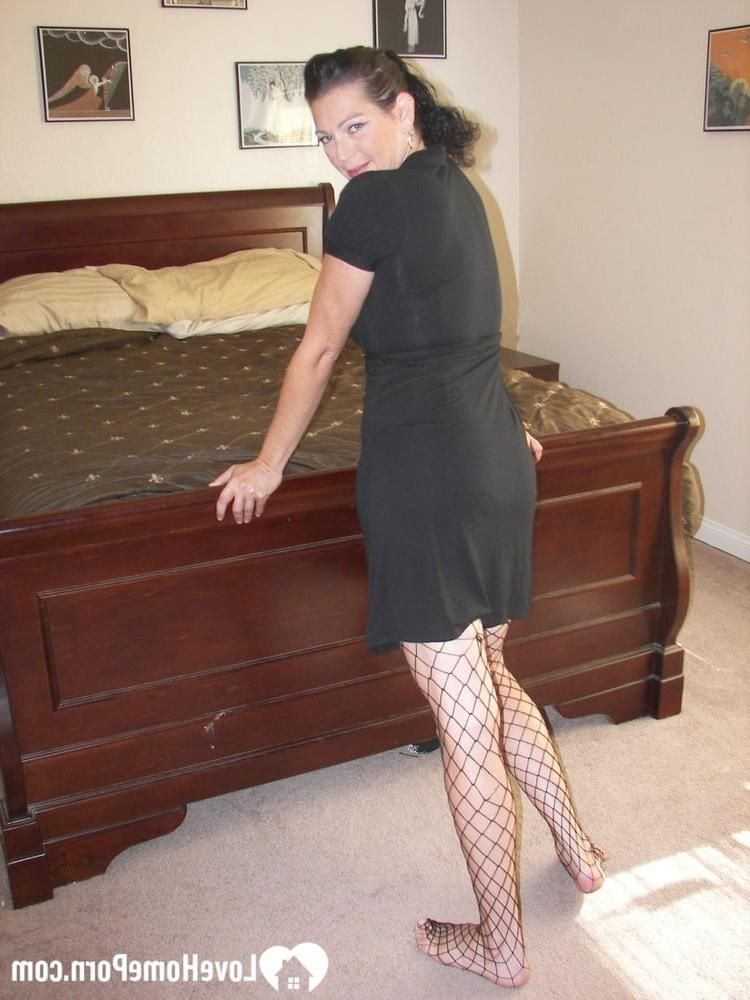 20P Ama de casa amateur cachonda practica sexo oral caliente con su amante peludo
