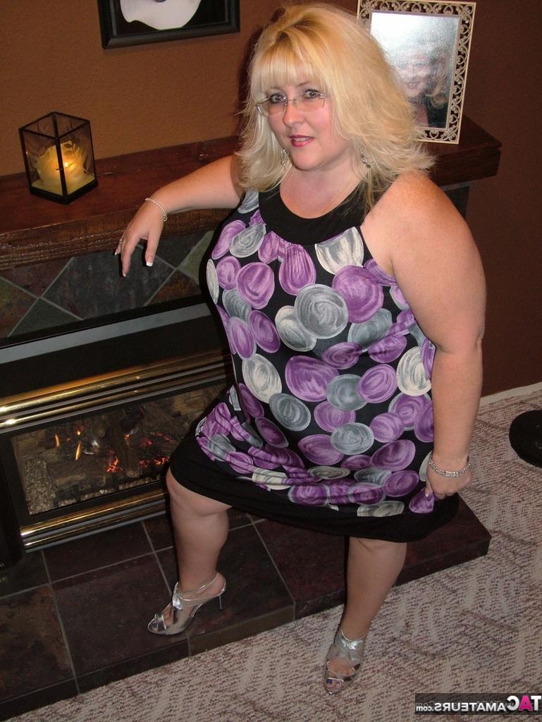 16P Die übergewichtige Blondine Taffy Spanx zeigt ihre enge Muschi, nachdem sie nackt in High Heels war