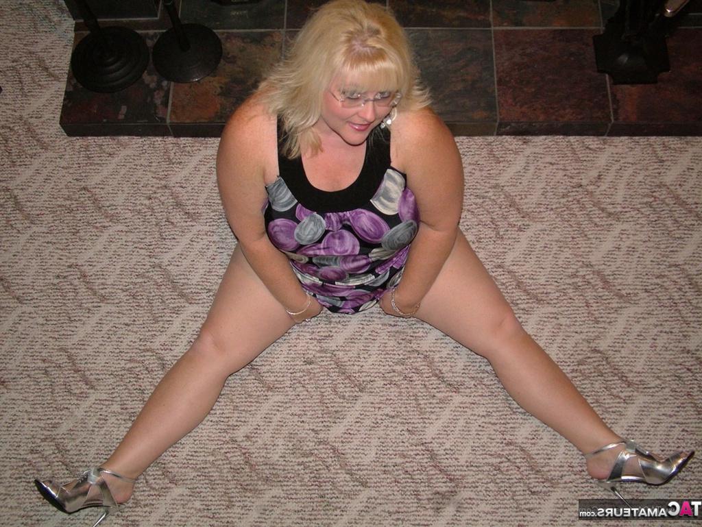 16P Die übergewichtige Blondine Taffy Spanx zeigt ihre enge Muschi, nachdem sie nackt in High Heels war