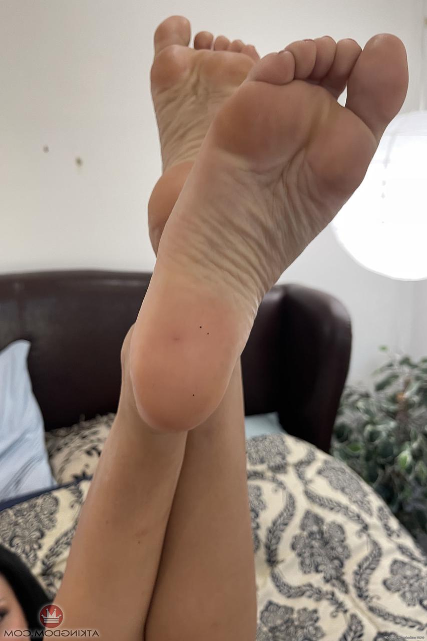 20P Die französische Freundin Anissa Kate entblößt ihre großen Titten, ihren runden Arsch und ihre Löcher aus nächster Nähe