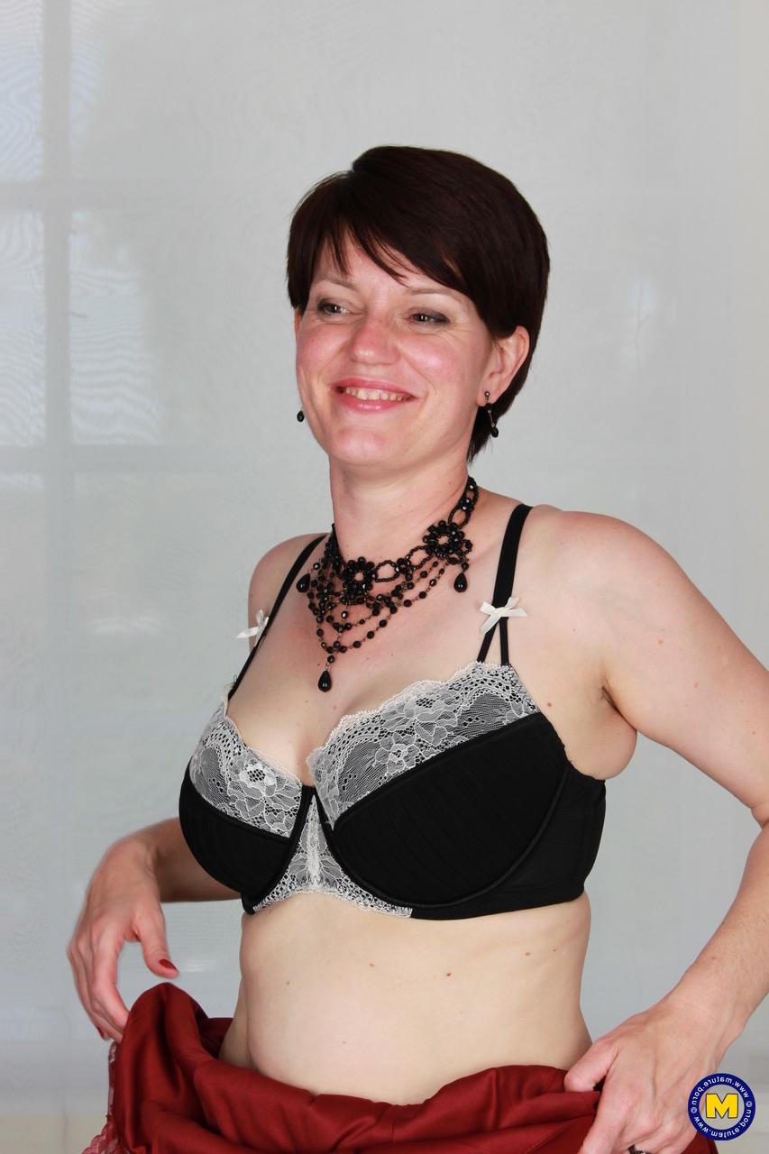 20P La jolie femme au foyer Olivia G dévoile et étale sa délicieuse chatte rasée.