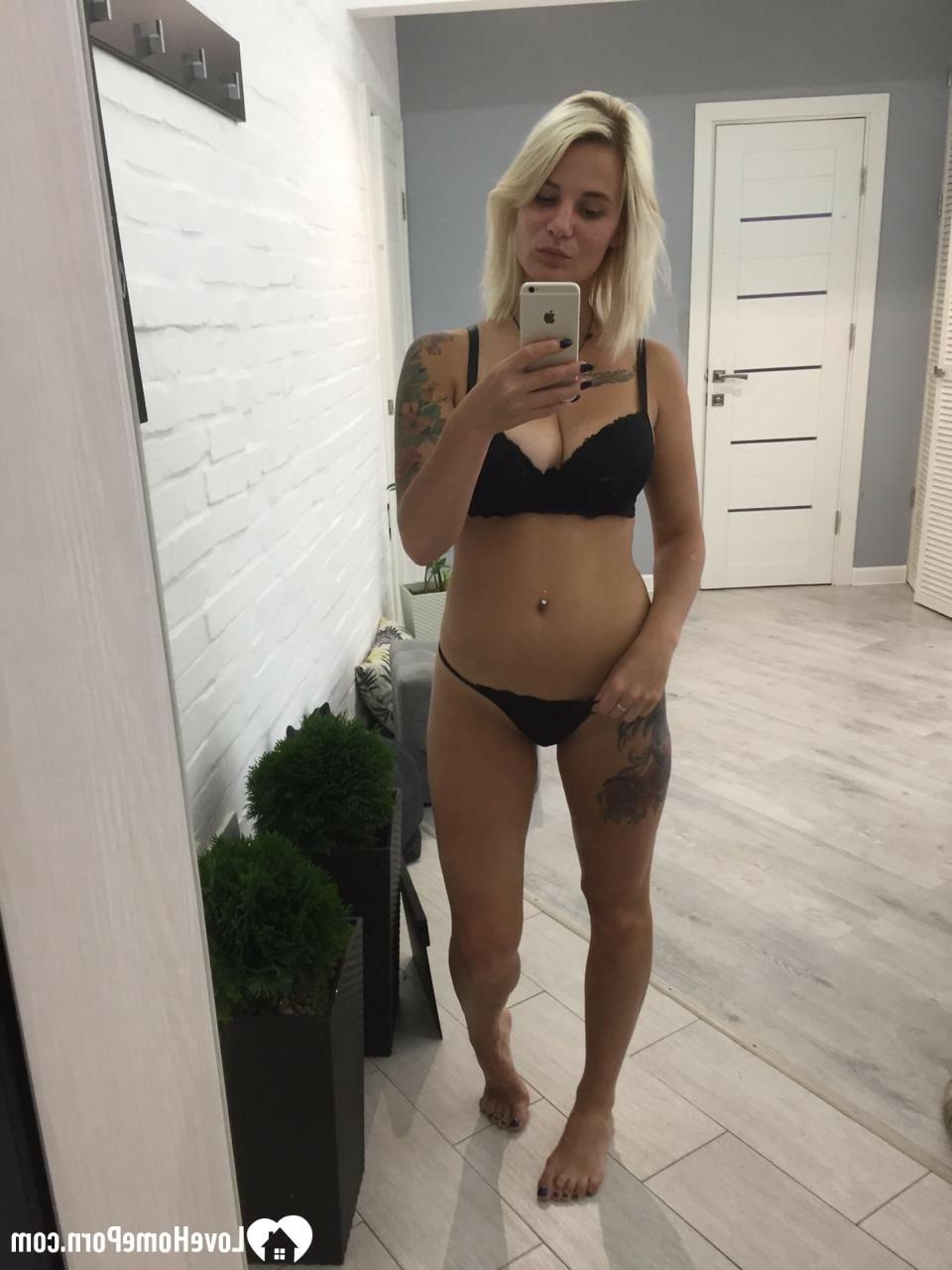 20P Blonde perd sa lingerie et montre son cul rond et ses gros seins dans le miroir