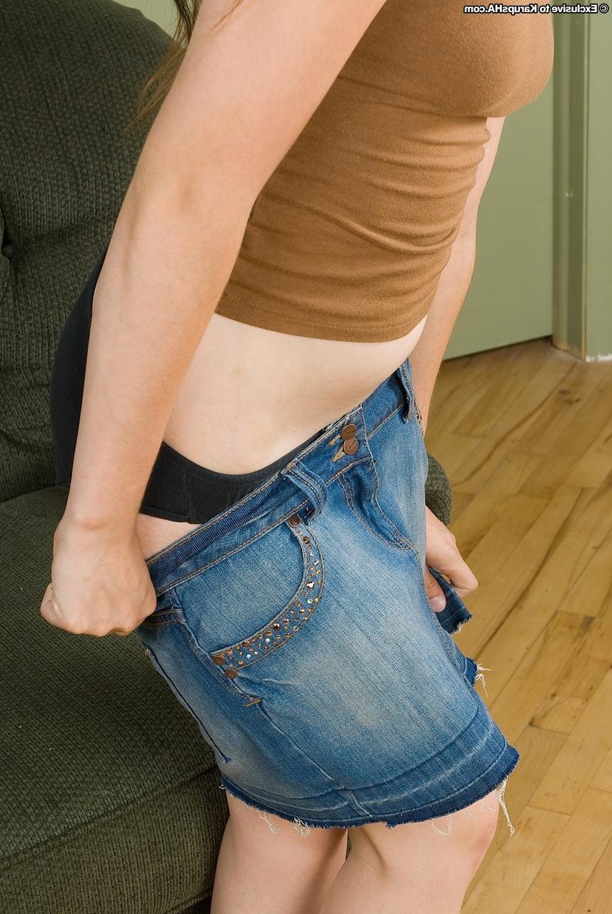 20P La joven amateur nikki se quita la falda vaquera y juega con su dulce manguito