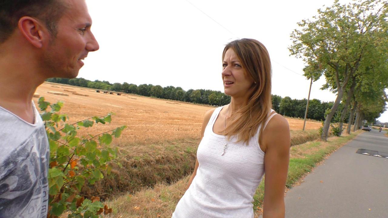 17P Liss Longlegs, une Allemande mature, a des relations sexuelles avec un homme qu'elle a rencontré dans la rue.