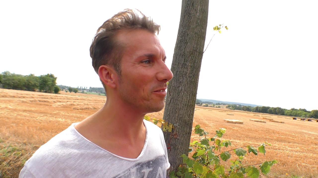 17P Liss Longlegs, une Allemande mature, a des relations sexuelles avec un homme qu'elle a rencontré dans la rue.