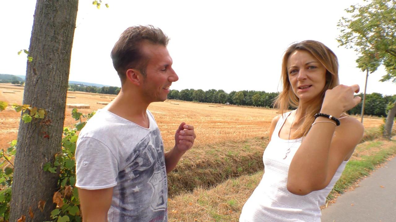 17P Liss Longlegs, une Allemande mature, a des relations sexuelles avec un homme qu'elle a rencontré dans la rue.