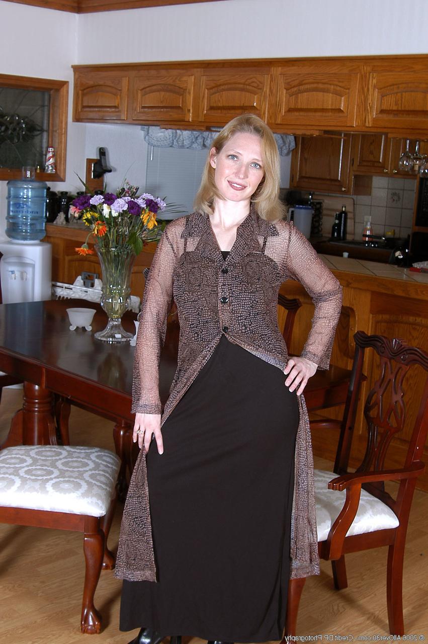20P La MILF caliente Carrie muestra su coño lamible y sus dulces tetas en medias y botas