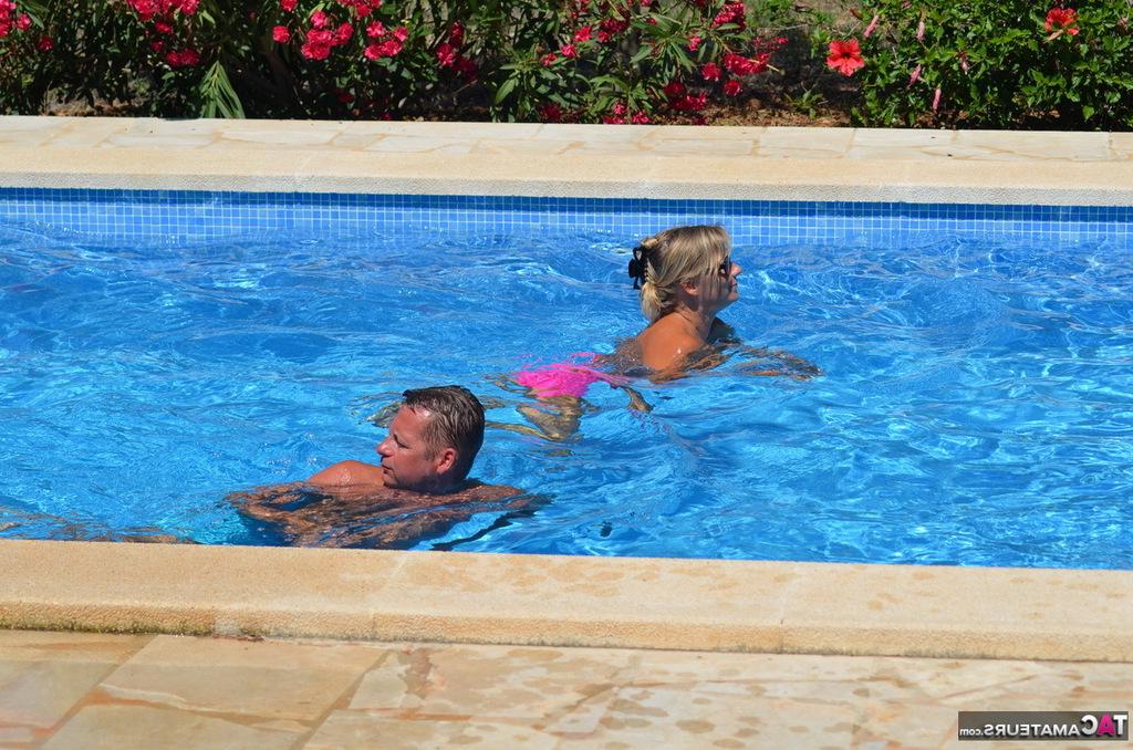 20P Madura amateur Sweet Susi tiene su coño complacido por una novia al lado de una piscina