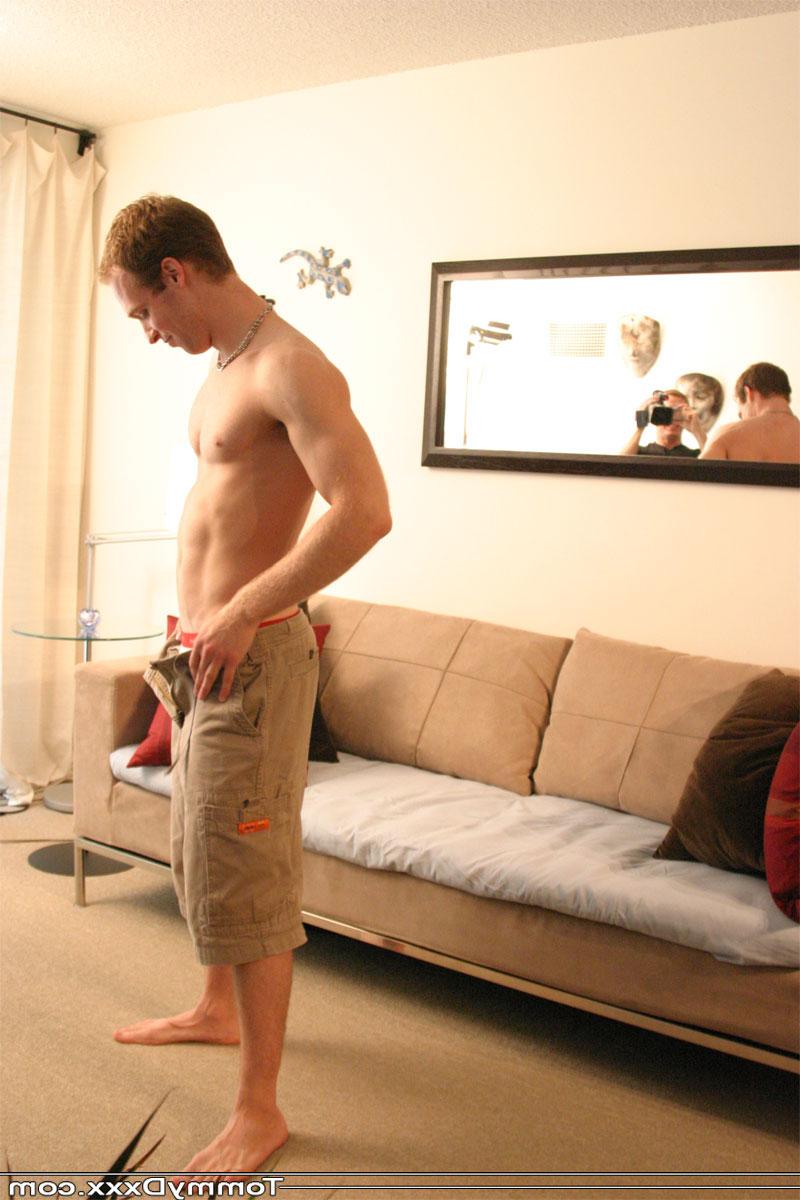 20P Los amateurs gay Adam y Tommy D se desnudan y se chupan la polla