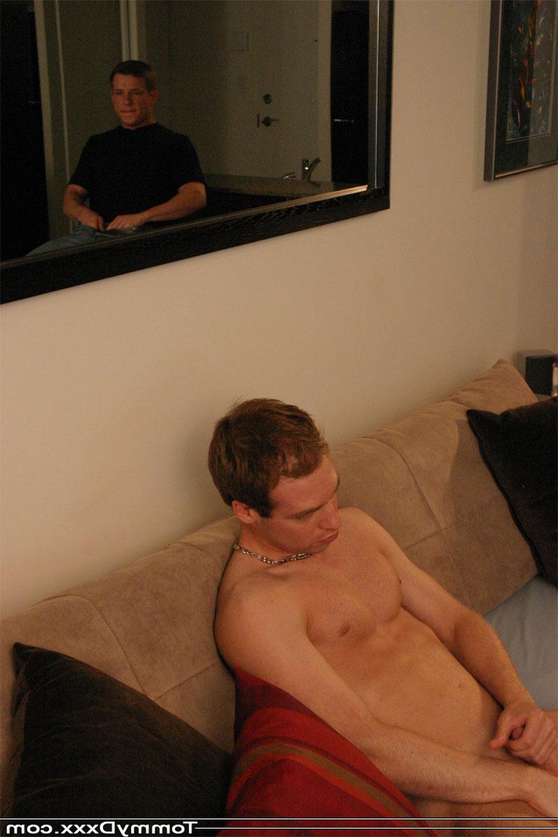 20P Los amateurs gay Adam y Tommy D se desnudan y se chupan la polla