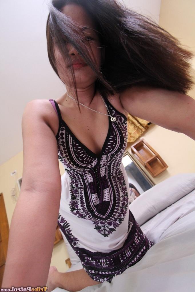 18P Petite Fhilipina spinner Irish spreads chubby legs & shows off her hairy pussy