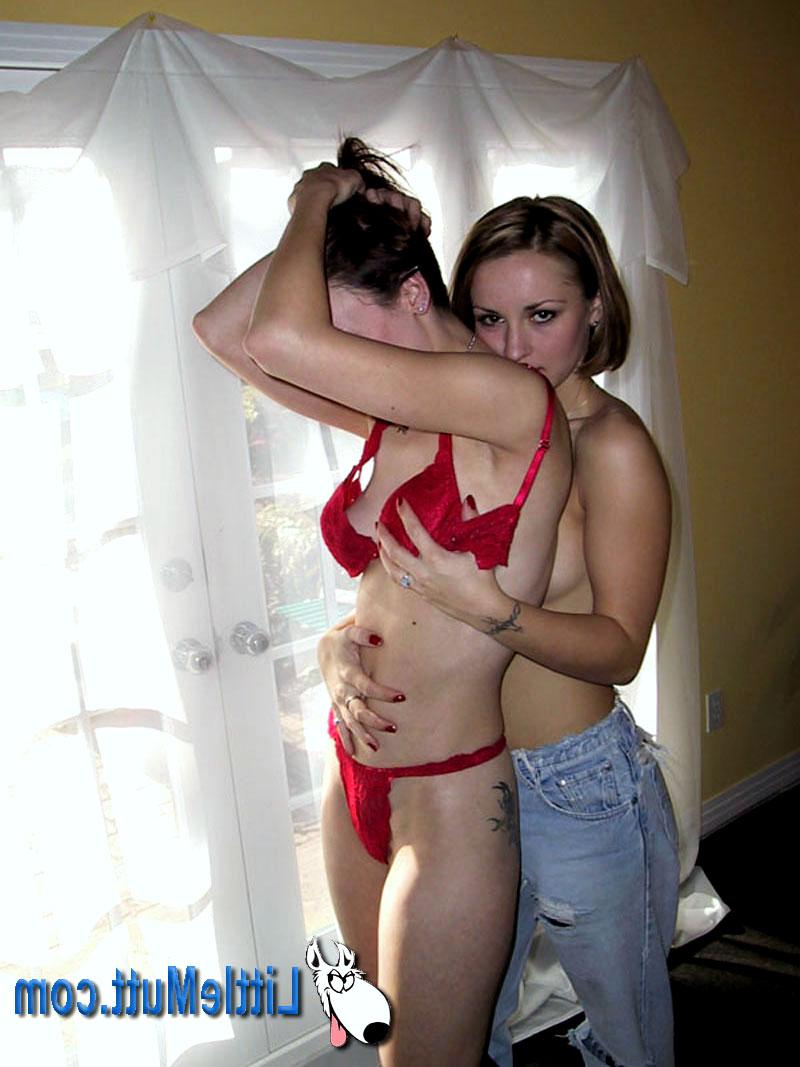 16P Die jungen Amateure Roxy und Jasmine werden beim Lesbensex im Wohnzimmer erwischt