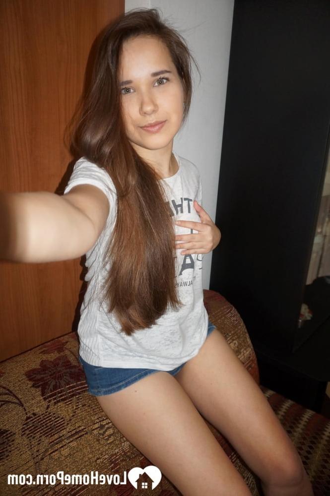 19P Linda amadora tira selfies nuas gostosas enquanto experimenta suas roupas sexy