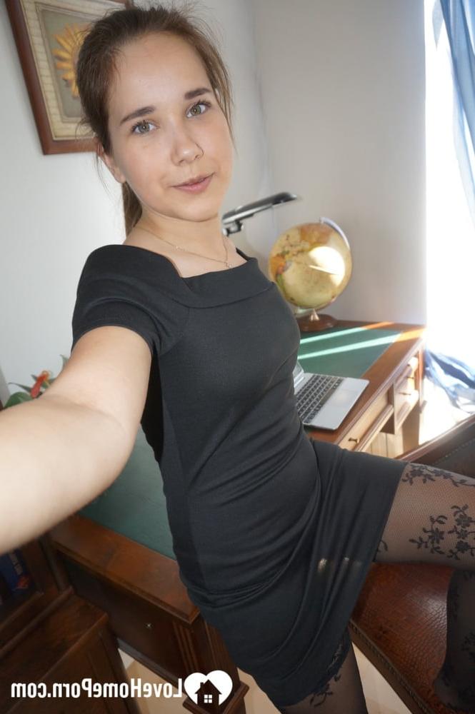 19P Linda amadora tira selfies nuas gostosas enquanto experimenta suas roupas sexy
