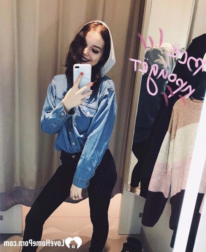 19P Linda amadora tira selfies nuas gostosas enquanto experimenta suas roupas sexy