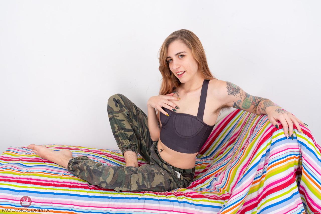 20P Sexy Russian Pearl Sage se despe e mostra seu corpo peludo com tinta