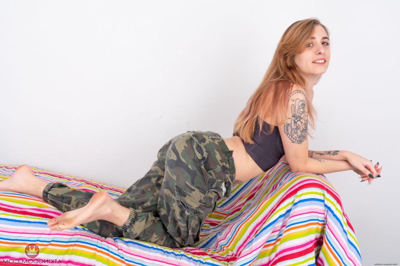 20P Sexy Russian Pearl Sage se despe e mostra seu corpo peludo com tinta