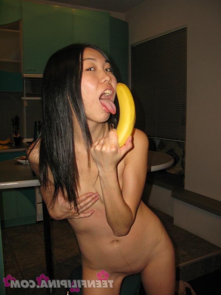 15P Die dünne philippinische Teenagerin Nicoline Yiki spielt nackt mit einer Banane herum