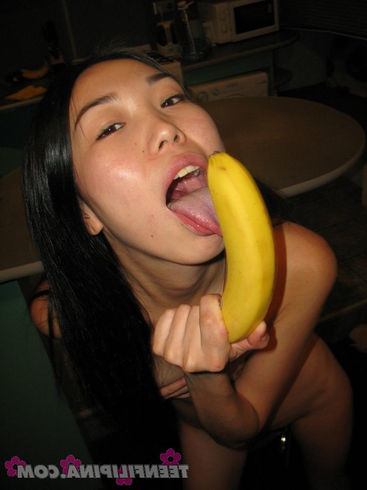 15P Die dünne philippinische Teenagerin Nicoline Yiki spielt nackt mit einer Banane herum