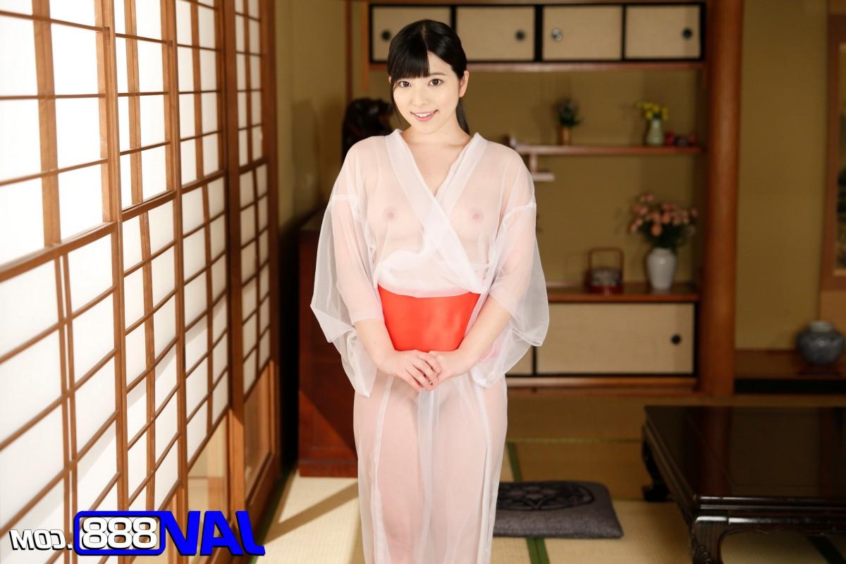 20P La japonesa Ai Uehara modela un kimono transparente antes de tener sexo en POV