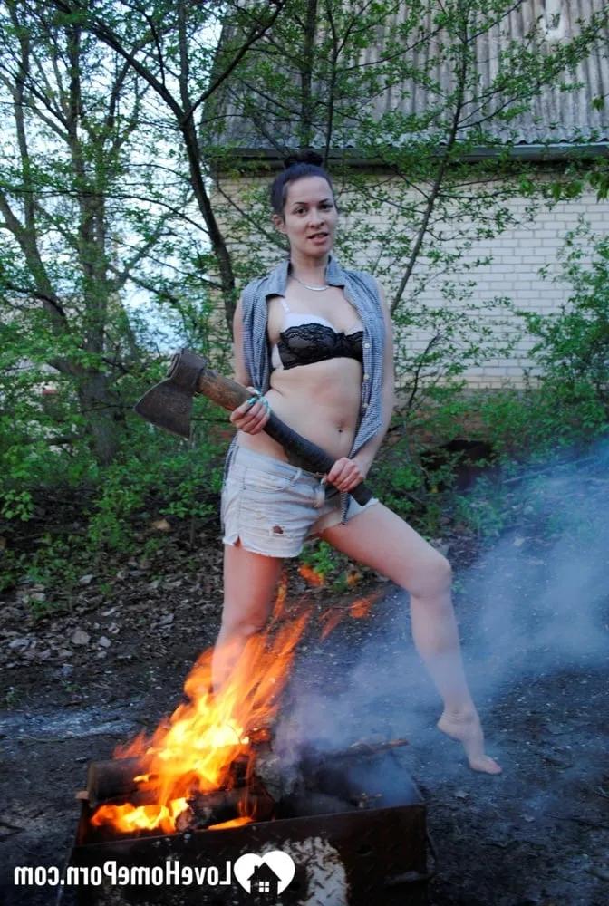 20P Novia sexy desnudándose y masturbándose junto a la fogata en acción amateur caliente