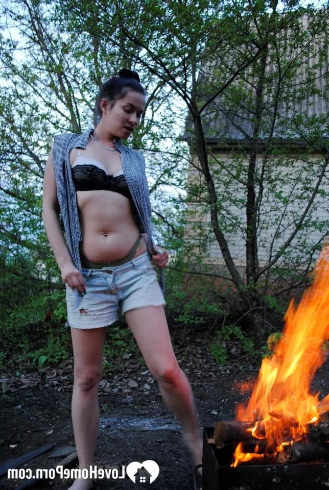 20P Novia sexy desnudándose y masturbándose junto a la fogata en acción amateur caliente