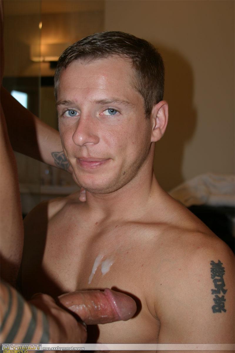 20P A loira baixinha gay Tommy D dá ao enorme garanhão musculoso Anthony um BJ perfeito