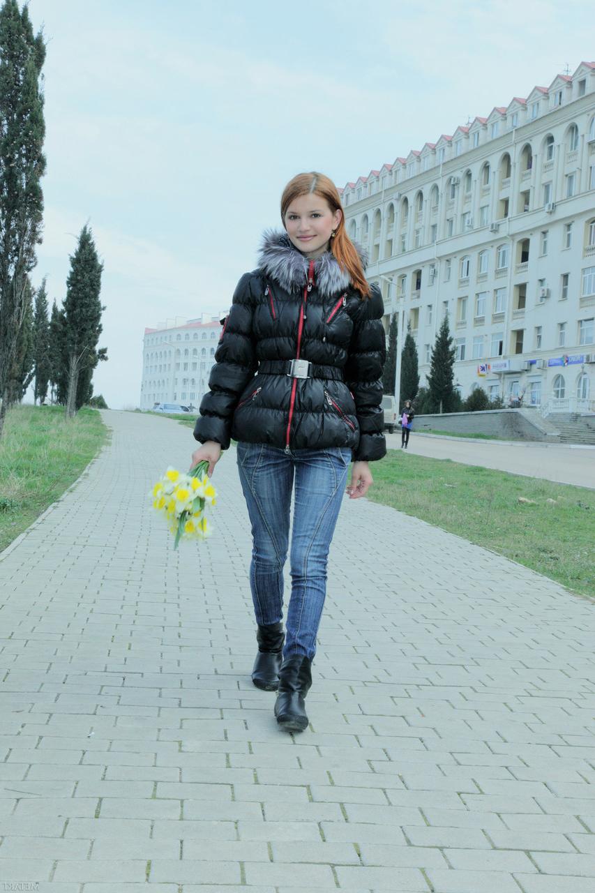 20P Violla A, une jeune ukrainienne rousse, se déshabille et révèle ses seins et sa chatte au travail.