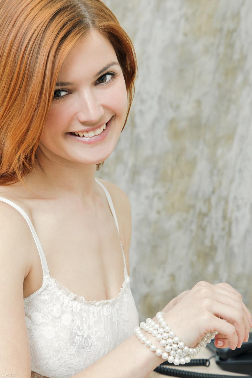 20P Violla A, une jeune ukrainienne rousse, se déshabille et révèle ses seins et sa chatte au travail.