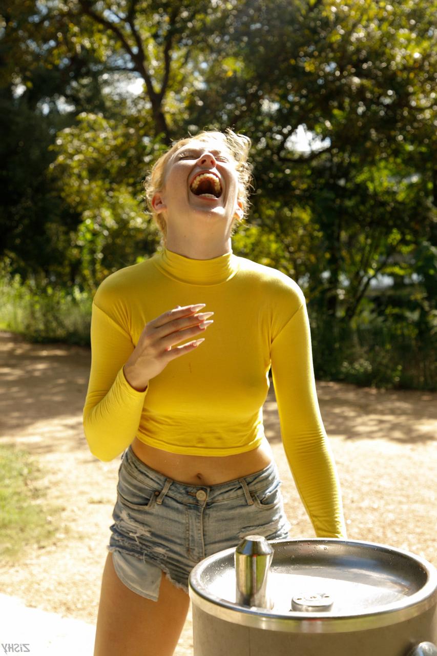 13P Das sexy Babe Sunny Radford zeigt ihre schönen Titten und ihren geilen Arsch im Freien