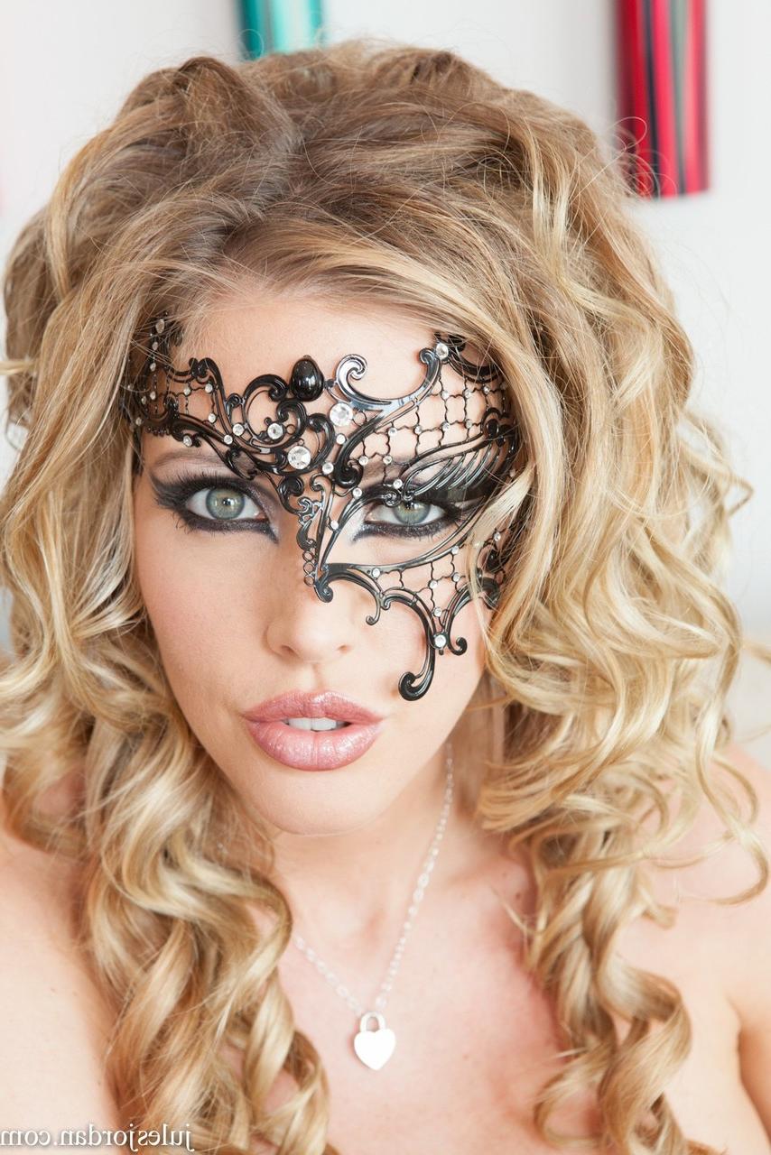 15P A pornstar Samantha Saint é fodida usando uma coleira e máscara de escravo