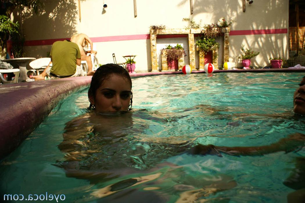 17P Samantha Cruz, une espagnole aux cheveux bruns, profite de son moment à la piscine, nue.