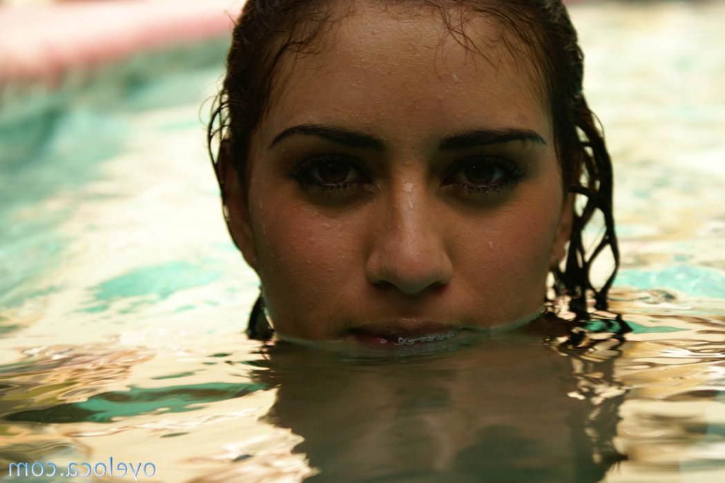 17P Samantha Cruz, une espagnole aux cheveux bruns, profite de son moment à la piscine, nue.