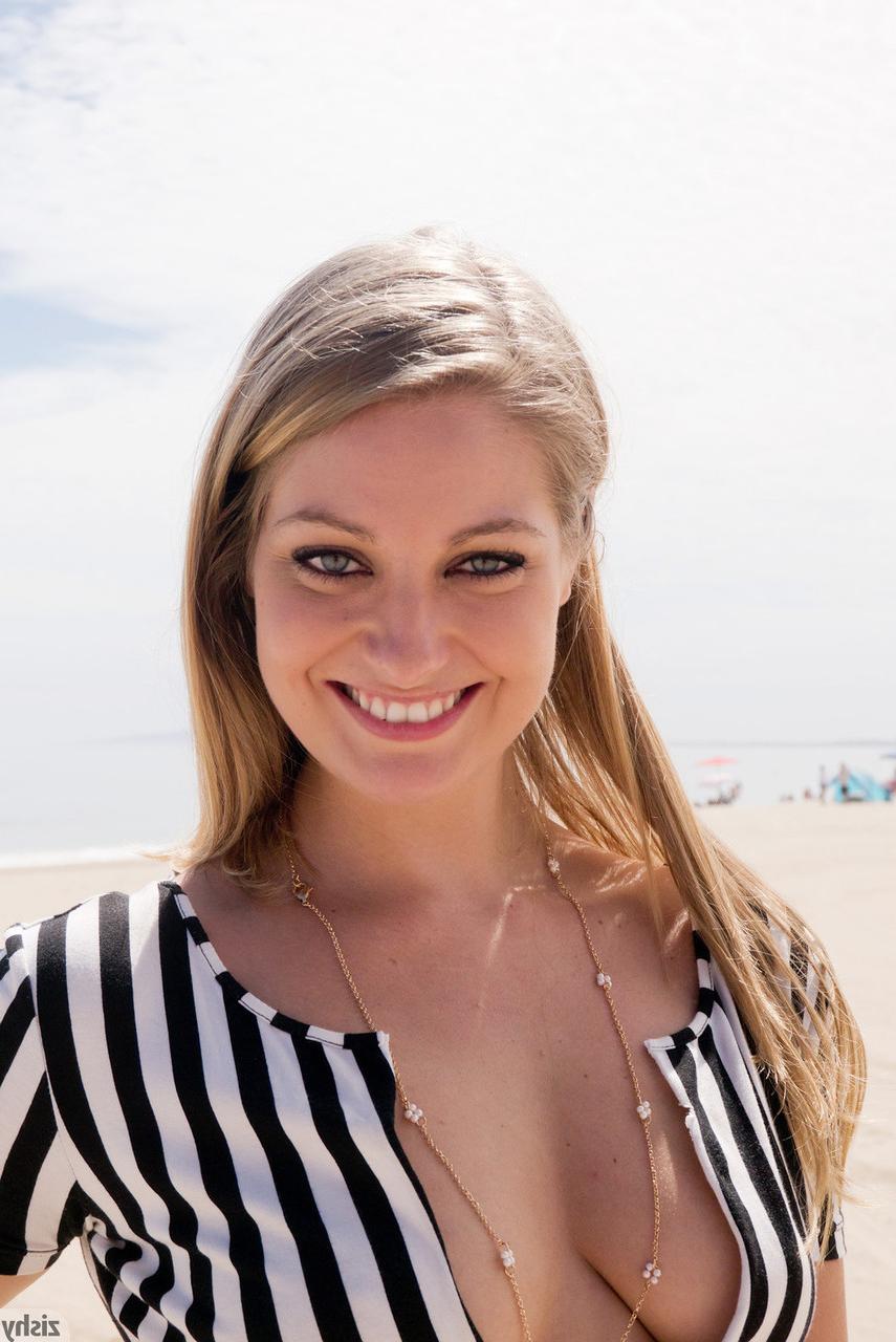 12P Die heiße Freundin Veronica Weston posiert in einem sexy schwarz-weißen Body in der Öffentlichkeit