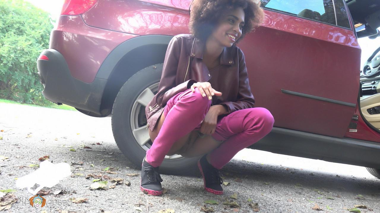 20P 小さなニップを持つかわいい黒人ルナ・コラソンがペニスを吸う前に彼女の陰部をこする