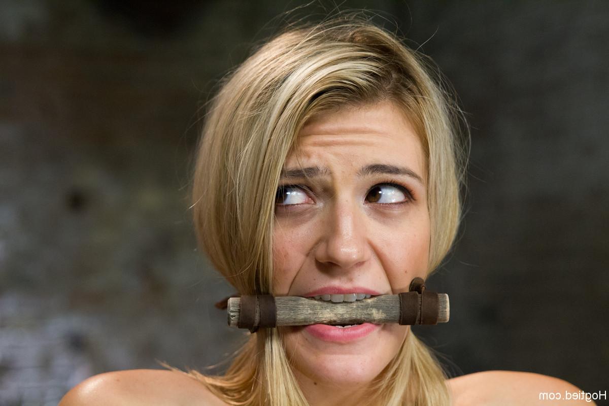 17P Mestre traz a loira amarrada Amanda Tate para esguichar com vibrador e vibrador grande