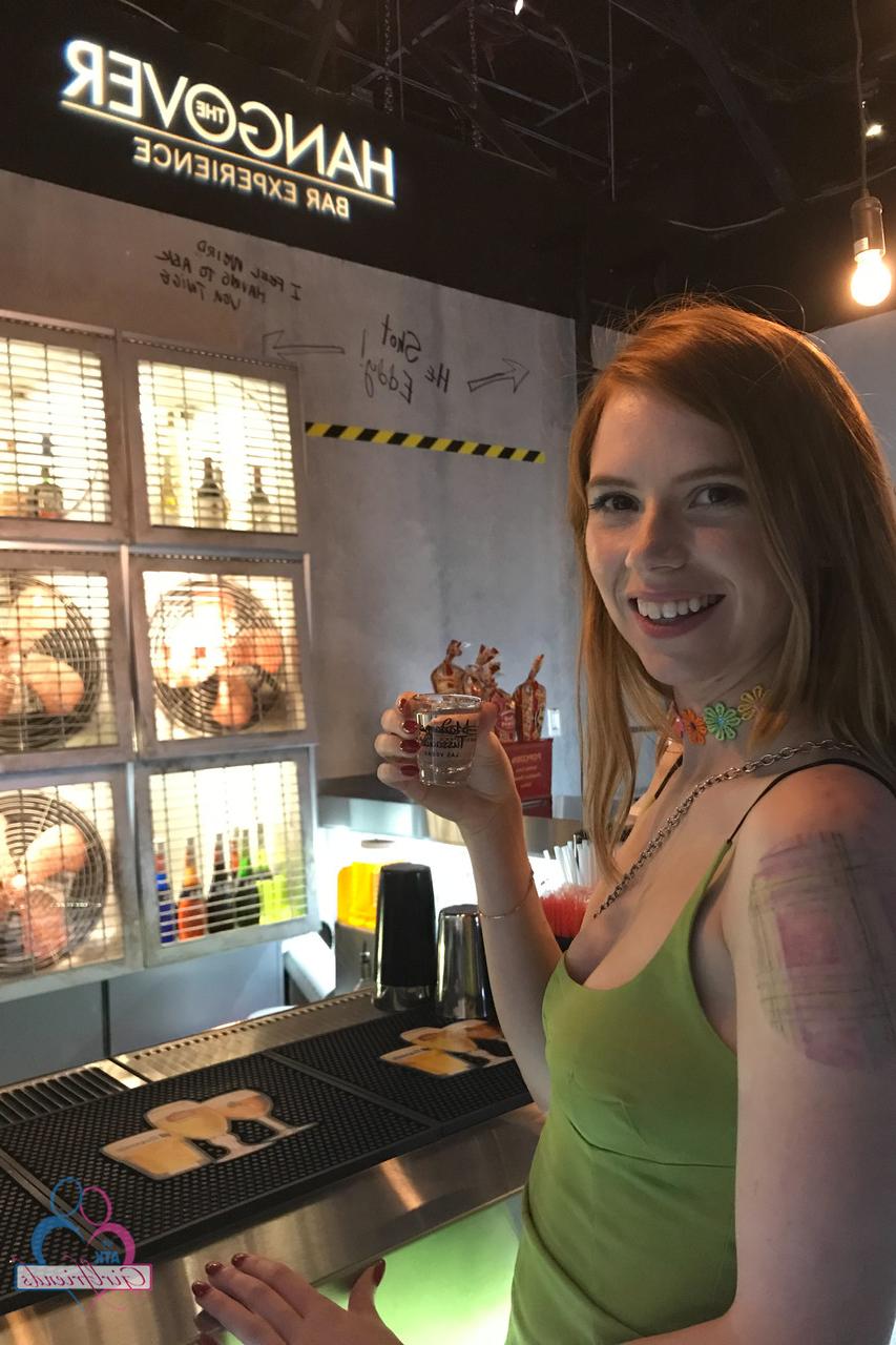 20P La pequeña pelirroja Pepper Hart muestra sus tetas naturales y abre su coño peludo