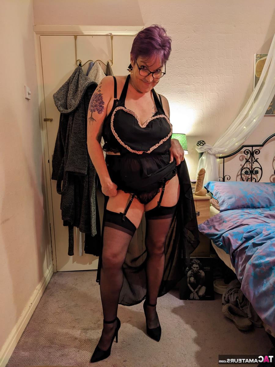 16P A gordinha mais velha Layla Bird se masturba com um vibrador durante o jogo solo