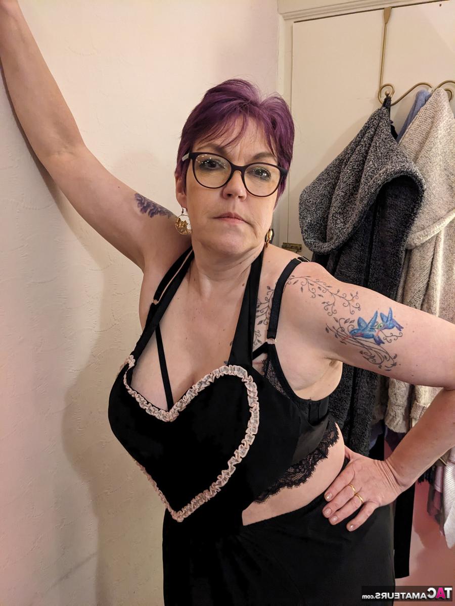16P A gordinha mais velha Layla Bird se masturba com um vibrador durante o jogo solo
