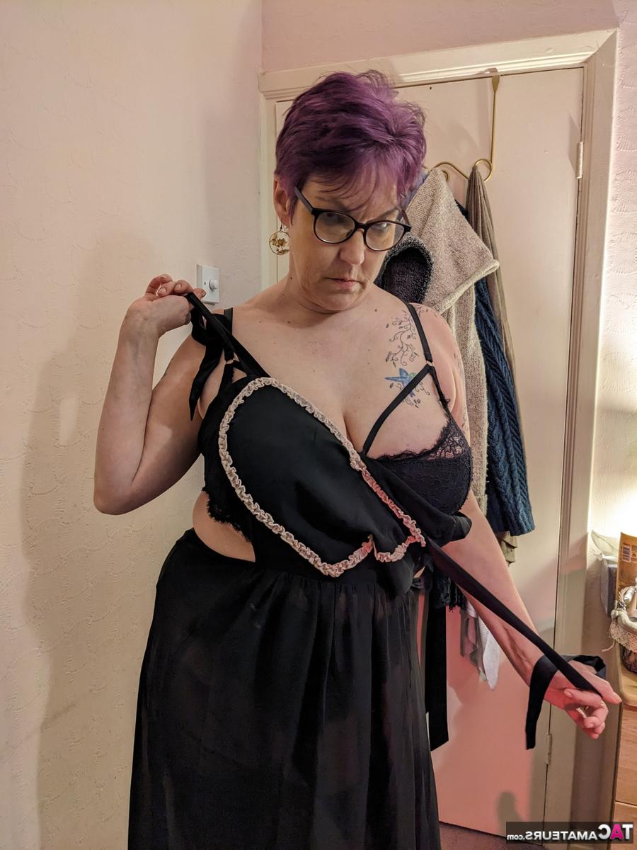 16P A gordinha mais velha Layla Bird se masturba com um vibrador durante o jogo solo