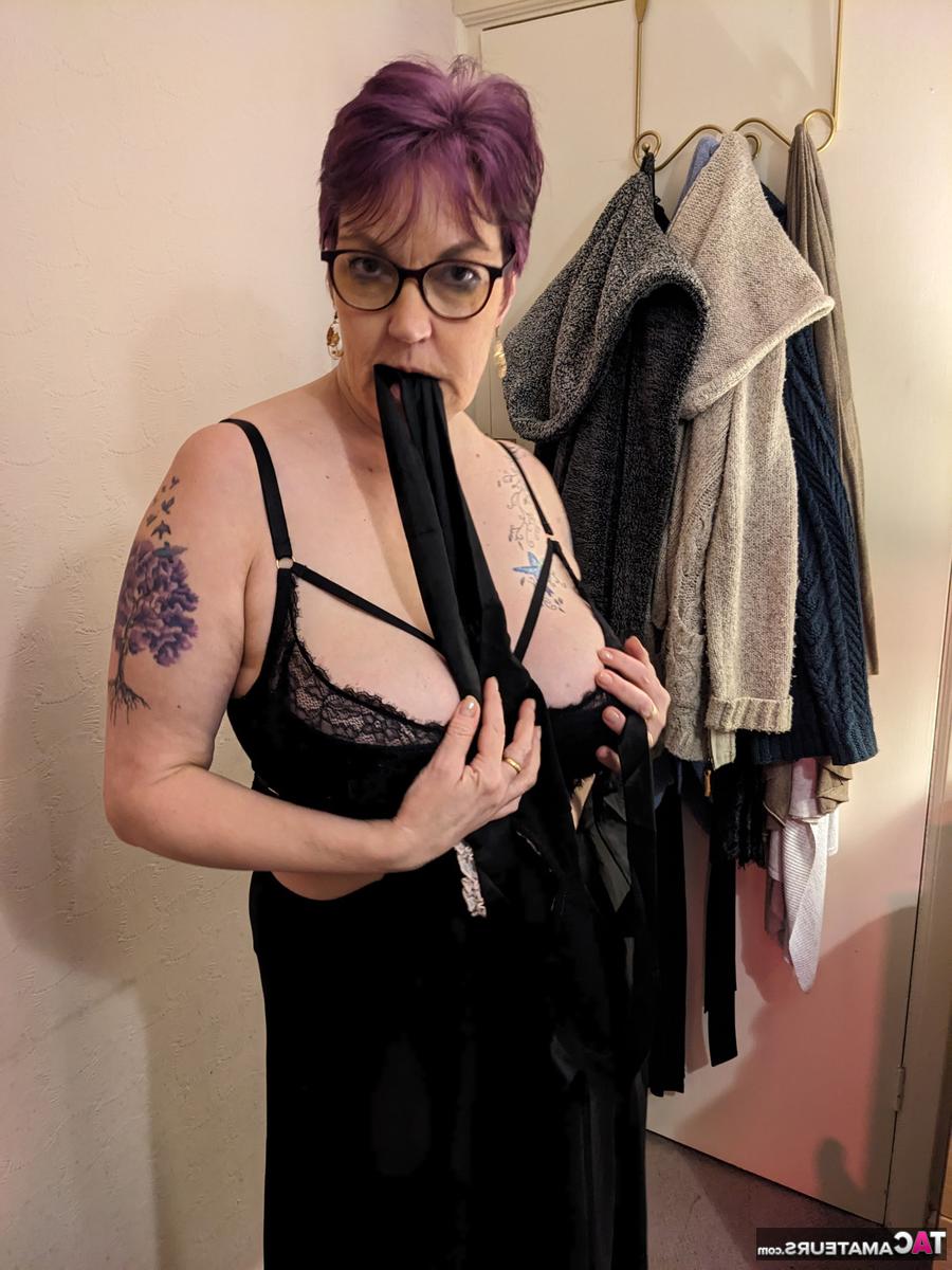 16P A gordinha mais velha Layla Bird se masturba com um vibrador durante o jogo solo
