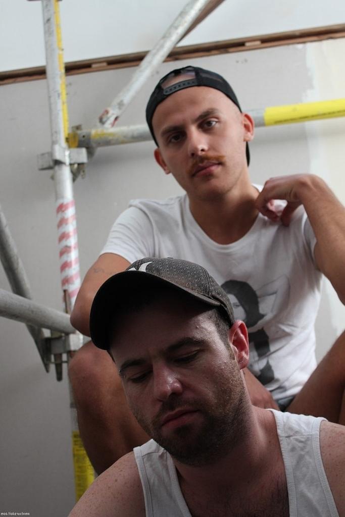 20P Los hombres gay Jayce Joystick, Clay Dirt y Timothy Teaser se desnudan y se maman mutuamente