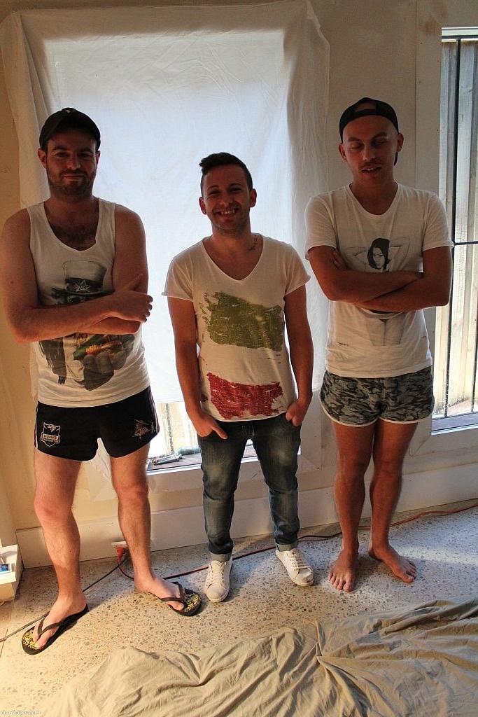 20P Los hombres gay Jayce Joystick, Clay Dirt y Timothy Teaser se desnudan y se maman mutuamente