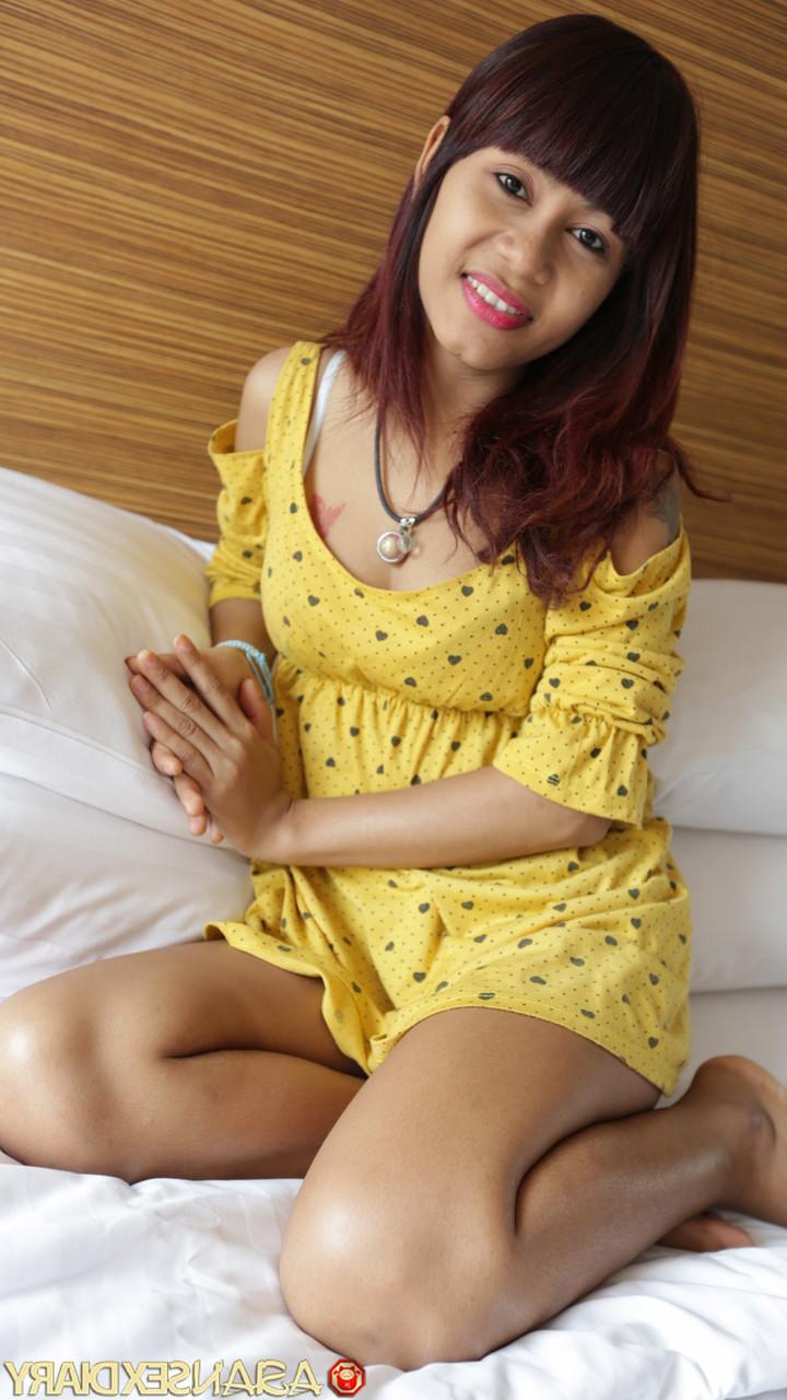 20P La asiática amateur Jin se quita el vestido amarillo y es embestida en POV
