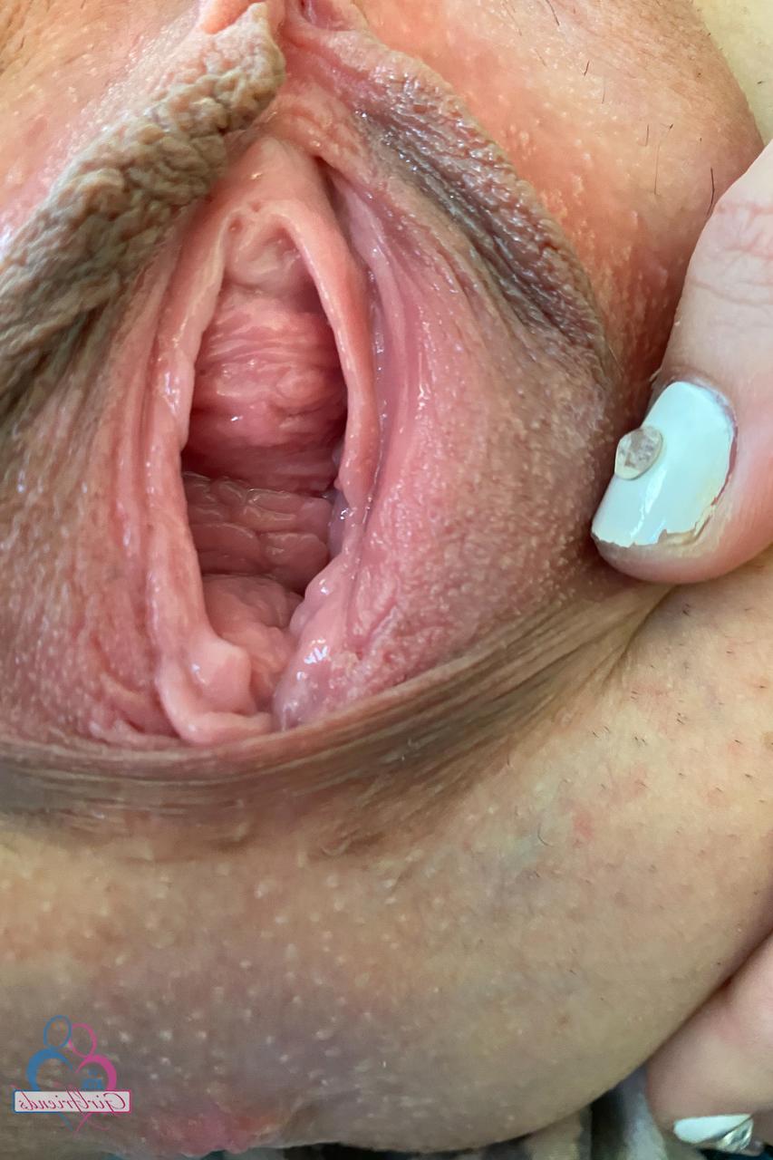 20P La pequeña amateur Lily Adams muestra su gran culo y abre su coño de cerca