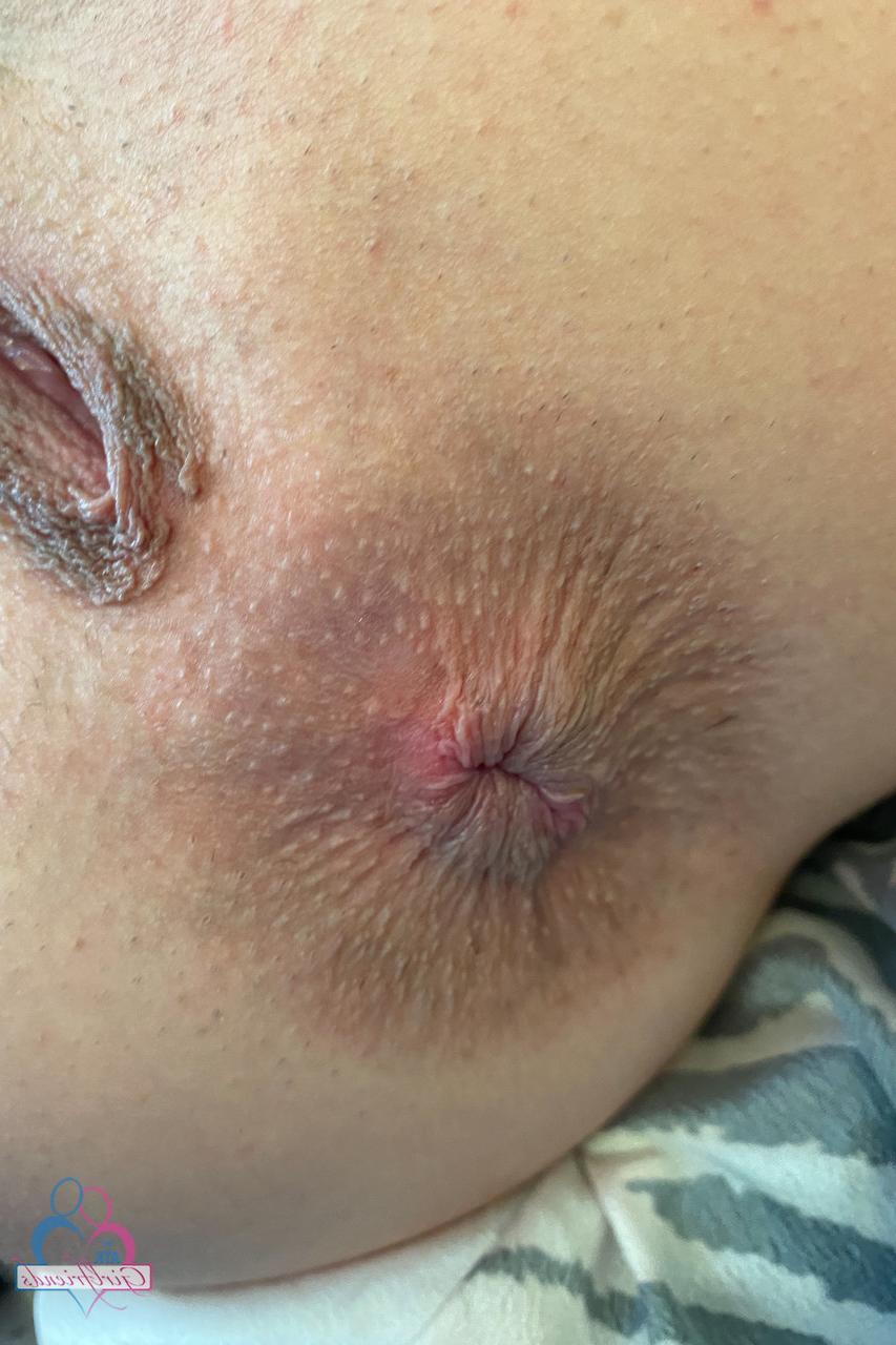 20P La pequeña amateur Lily Adams muestra su gran culo y abre su coño de cerca